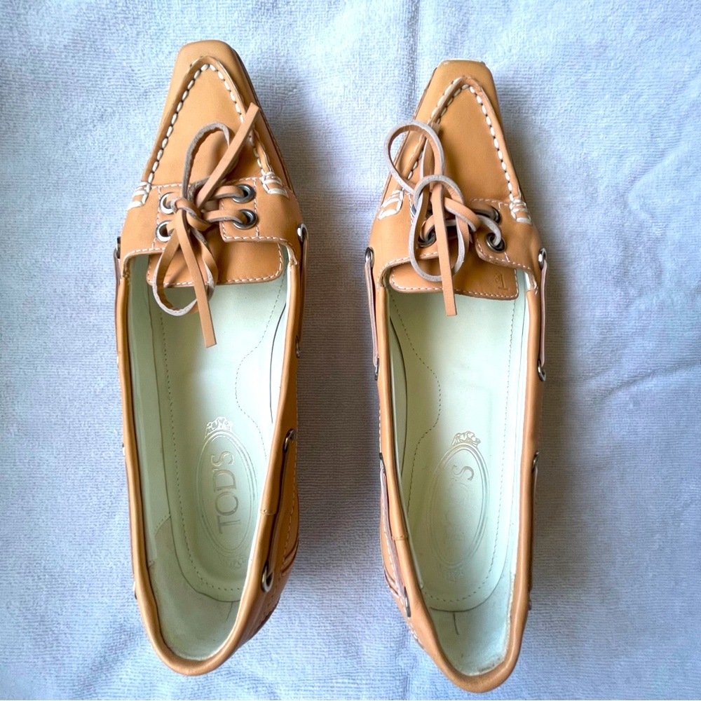 Tod’s tan leather moccasins